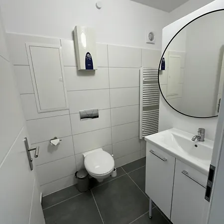 Fc-apartmenthaus Mit Grossem Garten Und Pkw Stellflaechen In Апартаменты *
