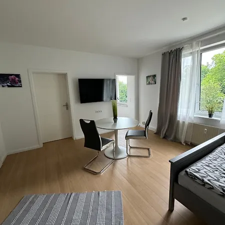 Fc-apartmenthaus Mit Grossem Garten Und Pkw Stellflaechen In Апартаменты *