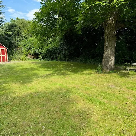 Fc-apartmenthaus Mit Grossem Garten Und Pkw Stellflaechen In